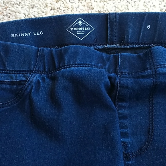St. John's Bay skinny leg pull on jeans size 6 - Picture 2 of 3